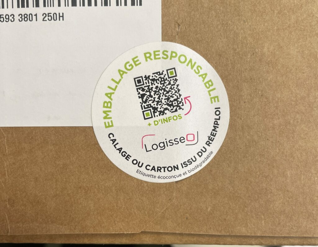 Une étiquette Logisseo "EMBALLAGE RESPONSABLE" déposée sur un carton.