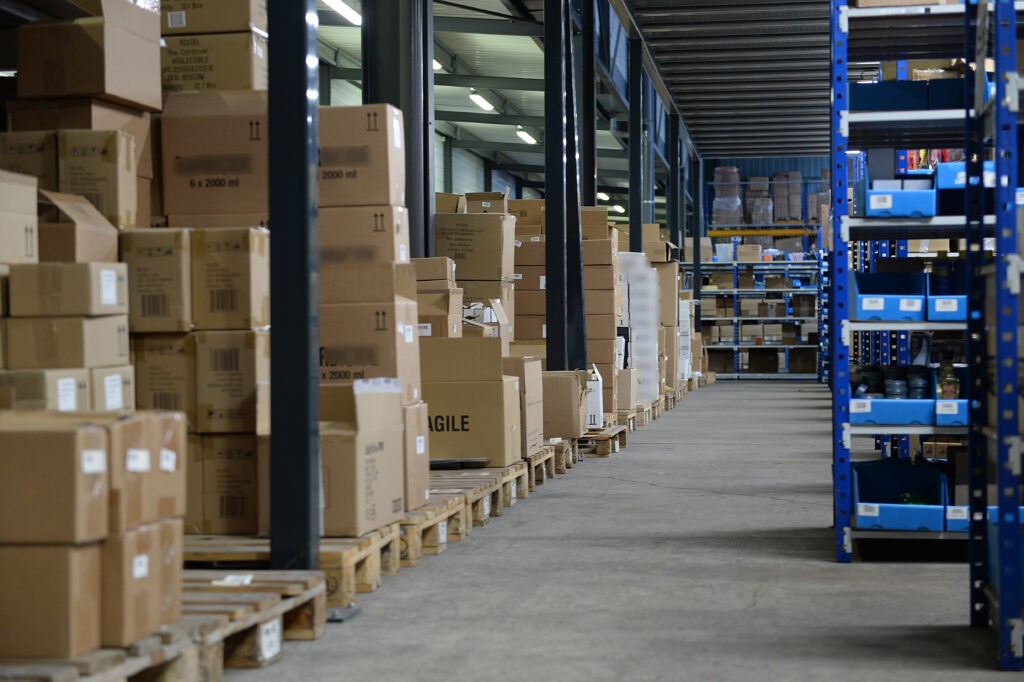 Logisseo warehouse with boxes, shelves and bins