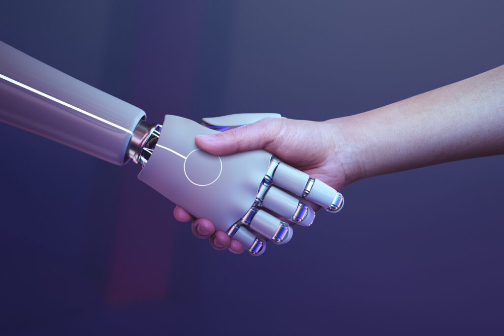 Main humaine serrant une main de robot pour illustrer l'intelligence artificielle
